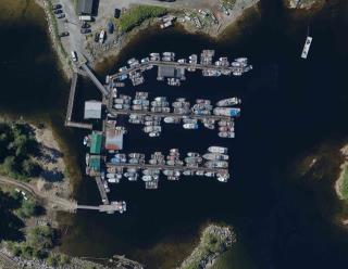 Image aérienne du port de Bella Bella, en Colombie-Britannique, dans un port pour petits bateaux
