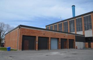 Une photo (côté est) du Garage de la Commission de la Capitale nationale à Ottawa, Ontario (numéro de structure 104480)
