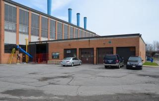 Une photo du côté ouest du Garage de la Commission de la Capitale nationale à Ottawa, Ontario (numéro de structure 104480)