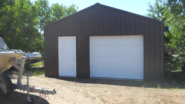 A photograph of a garage in Pinehouse, Saskatchewan (Structure Number 152439)